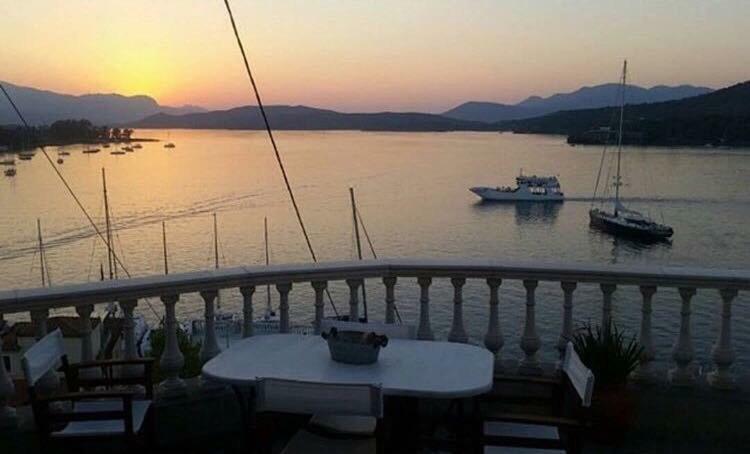 Kasteli Suite Poros Town Екстериор снимка